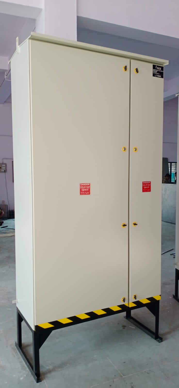 Outdoor feeder panel